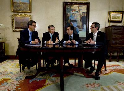 Ibarretxe, con José Luis Bilbao (a su derecha), Xabier Agirre y Markel Olano, en la reunión que mantuvo ayer en Vitoria.