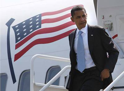 Barack Obama baja del avión en la ciudad de Blountville, en Tennessee. [AUTFOTO][AUTFOTO][AUTFOTO]