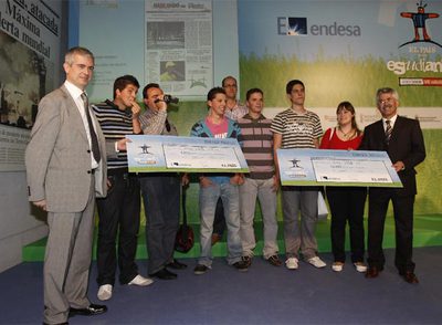 Los ganadores del instituto Alba Plata, de Badajoz, junto al director de EL PAÍS, Javier Moreno (a la izquierda), y al director general de Política Educativa de Extremadura, Felipe Gómez Valhondo (derecha).