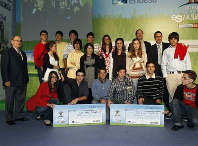 Estudiantes del colegio Padre Andrés Urdaneta, de Vizcaya, junto a sus profesores (a la derecha), y al director general de EL PAÍS Jesús Ceberio (a la izquierda).