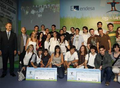 Profesores y alumnos del equipo del colegio Pío XII, de Valencia, junto al director general de EL PAÍS Pedro García Guillén (a la izquierda).