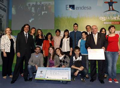 El equipo del colegio Santo Domingo de Guzmán, de Oviedo, junto al presidente del Principado de Asturias, Vicente Álvarez Areces, y el director general de Comunicación de Endesa, Pío Cabanillas.