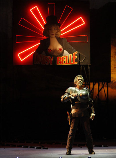 El actor Joan Crosas, en el montaje francés de  Don Quijote contra el Ángel Azul,  de Jérôme Savary.