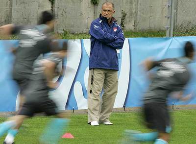 Fatih Terim controla una sesión preparatoria de su equipo.