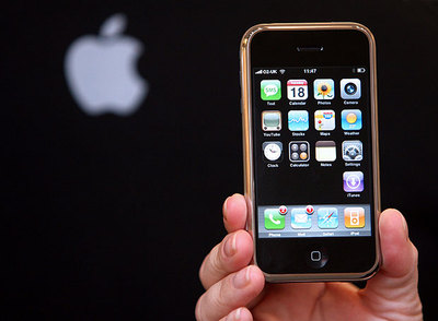 Un iPhone y sus funciones de transmisión y reproducción.