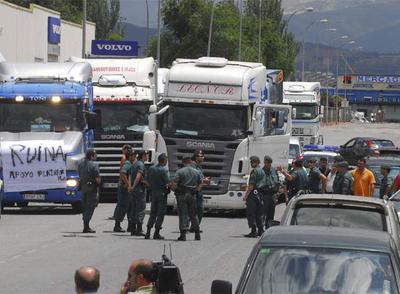 Agentes de la Guardia Civil regulan el tráfico, ayer, a la salida de Mercagranada, donde se concentraron numerosos transportistas.
