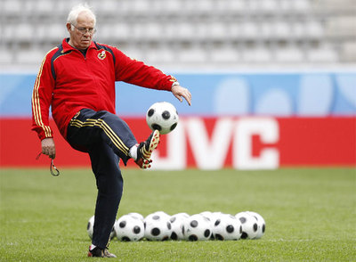 Luis Aragonés da un puntapié a un balón en el entrenamiento de ayer de la selección española.