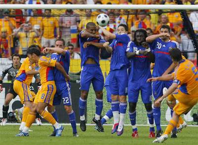 Chivu lanza una falta directa.