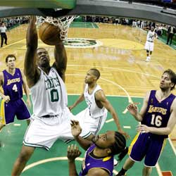 Powe machaca el aro de los Lakers ante Turiaf y Gasol.