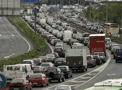 Retenciones en la entrada a Madrid por la carretera de Burgos (A-1) a causa de la ocupación de carriles por los camiones de los huelguistas.