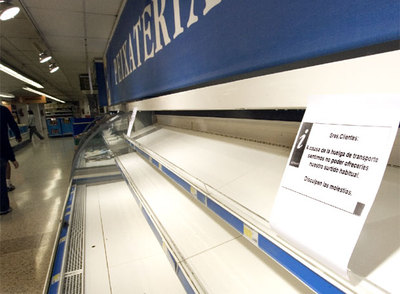 Una estantería de una área comercial advierte a los usuarios del desabastecimiento por los efectos de la huelga.  