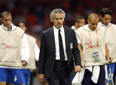 Roberto Donadoni abandona el campo tras la derrota contra Holanda. Detrás, Chiellini, Cannavaro y Borriello.