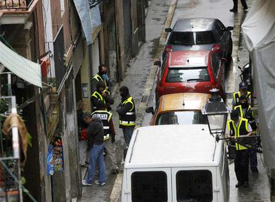 La policía registra la casa de uno de los detenidos en Barcelona  en la operación contra el terrorismo islamista.