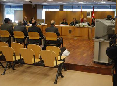 De espaldas, los mandos policiales imputados en el  caso del ácido bórico  durante la sesión del juicio.