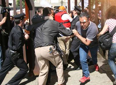 La policía forcejea con dos de los marineros que intentaron entrar por la fuerza en el Parlamento.
