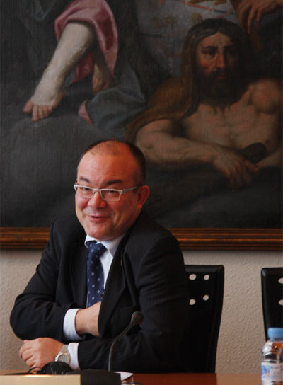 Juan Ignacio Pérez, durante la rueda de prensa que ofreció en la sala de juntas del Rectorado.