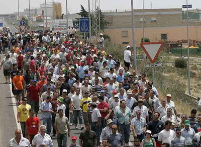 Agricultores de Almería cortan la A-7 para pedir una rebaja fiscal