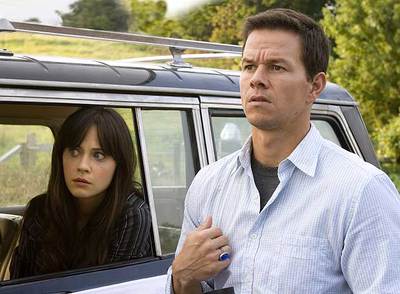 Zooey Deschanel y Mark Wahlberg, en una imagen de  El incidente. 
