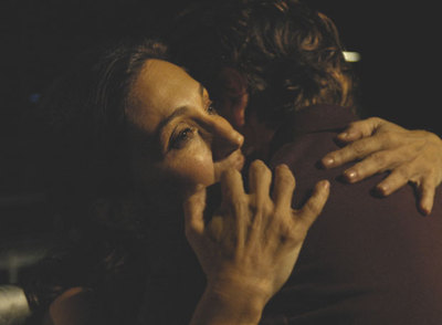 Silvia Munt abraza a Ramón Madaula en  Pretextos. 