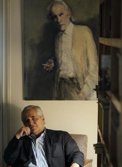 Juan Cruz, delante de un retrato de su 