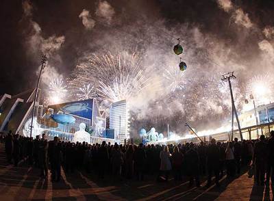 Una explosión de fuegos artificiales cerró anoche los actos de inauguración de la Exposición Internacional de Zaragoza.