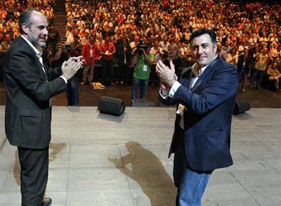 Joan Ridao (izquierda) y Joan Puigcercós, ayer en el auditorio del Fórum, donde ERC celebró su congreso.rnJoan Puigcercós y Xavier Vendrell, ayer antes de las votaciones del congreso