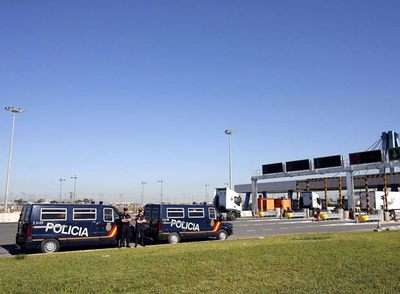 Camiones entrando en el puerto de Valencia