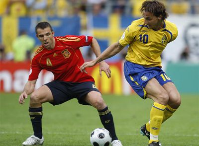 Marchena disputa el balón a Ibrahimovic.