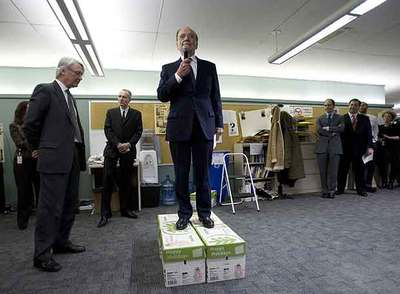 Rupert Murdoch se dirige al personal de 'The Wall Street Journal', el pasado 13 de diciembre. Tras él, a la izquierda,  el nuevo director, Robert Thomson.