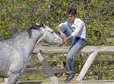 El torero José Tomás, poco antes de su vuelta a los ruedos en 2007, en un momento de relajaciónrnen el campo, en la provincia de Sevilla.rnFoto: Marisa Flórez