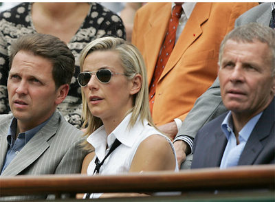 El presentador Patrick Poivre d'Arvor, a la derecha, junto a su sucesora Laurence Ferrari y su marido, Thomas Hugues, en 2005, en Roland Garros.