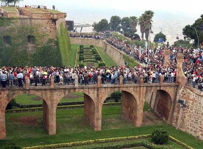 La cola que se formó ayer para acceder al castillo de Montjuïc.