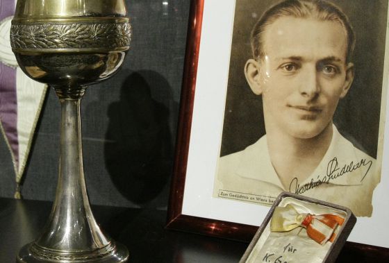 Un cáliz, una medalla y una foto de Sindelar en el museo de Viena