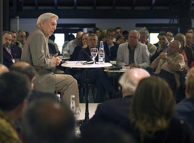 Mario Vargas Llosa, durante su clase magistral de ayer, en Santillana de Mar dentro de las jornadas  Lecciones y maestros. 