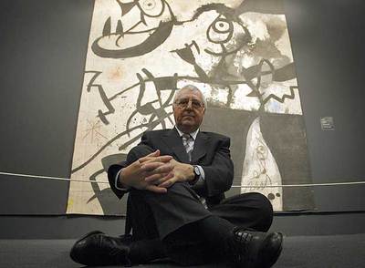 Tomàs Llorens, ayer ante la obra de Miró  Mujeres, pájaros  (1973), en el Museo Thyssen.