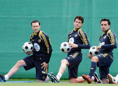 Cesc, Xavi y Capdevila, durante el entrenamiento de ayer.