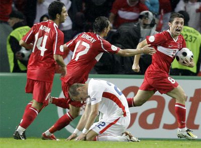 Arda y Tuncay corren a abrazar a Nihat tras marcar un gol ante la desesperación del checo Rozehnal.