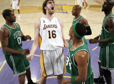 Gasol, rodeado de jugadores de los Celtics: de izquierda a derecha, Powe, Ray Allen (detrás), Pierce y Garnett.
