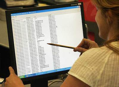 Una persona elimina  spam  sospechosos.