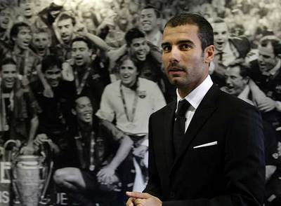Guardiola, ayer en su presentación con el Barça ante un cartel del equipo campeón de Europa en 2006.