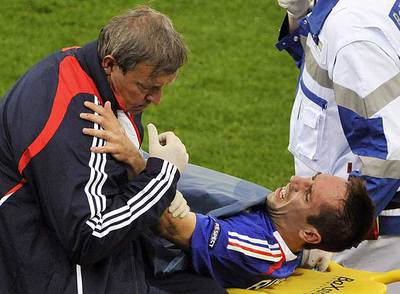 Ribéry muestra su dolor tras lesionarse una rodilla.