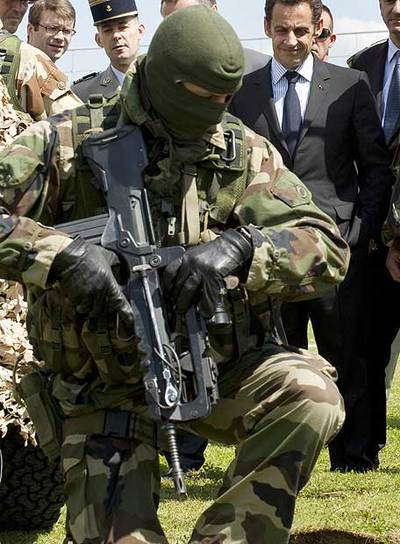 Sarkozy observa a un soldado de las fuerzas especiales.