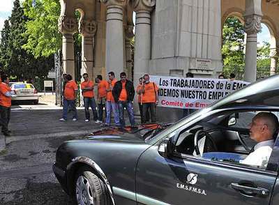 Protesta de los trabajadores de servicios funerarios ante el cementerio de la Almudena.