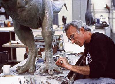 Stan Winston trabaja sobre una figura para la película  Jurassic Park. 