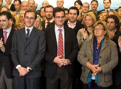 Basagoiti (en el centro), en su presentación oficial como candidato a la presidencia del PP vasco, entre Alfonso Alonso y María José Usandizaga.