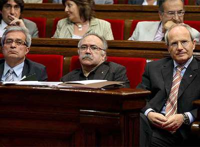 La cúpula del tripartito, con los consejeros Saura y Carod y el presidente Montilla, en el Parlament.