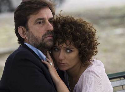 Nanni Moretti (izquierda) y Valeria Golino, en un fotograma de  Caos calmo.  