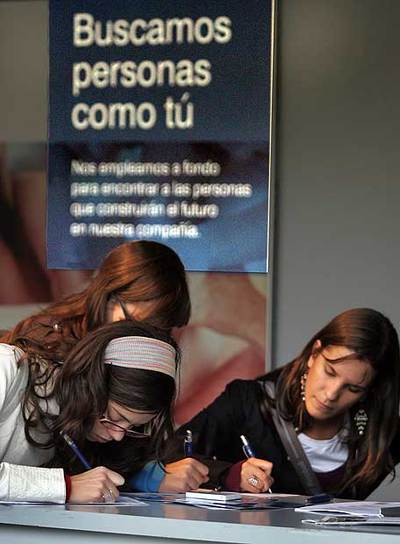 Alumnas en una feria de empleo para universitarios.