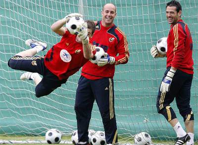 Casillas detiene un balón ante Reina y Palop en un entrenamiento de la selección española.