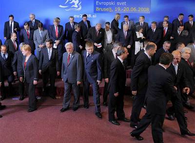 Los jefes de Estado y de Gobierno de los Veintisiete se preparan para la foto oficial de la cumbre, ayer en Bruselas.